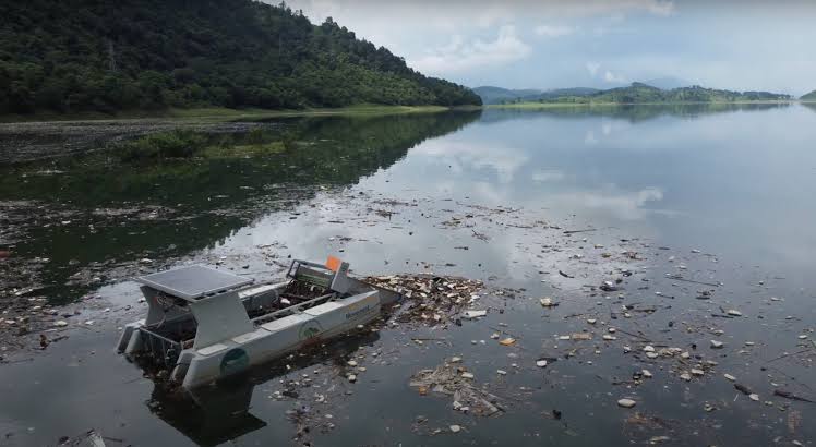 Solar-Charged, AI-Optimised Boats Cut Fuel Costs by 95% and Make Water Cleanup Safer